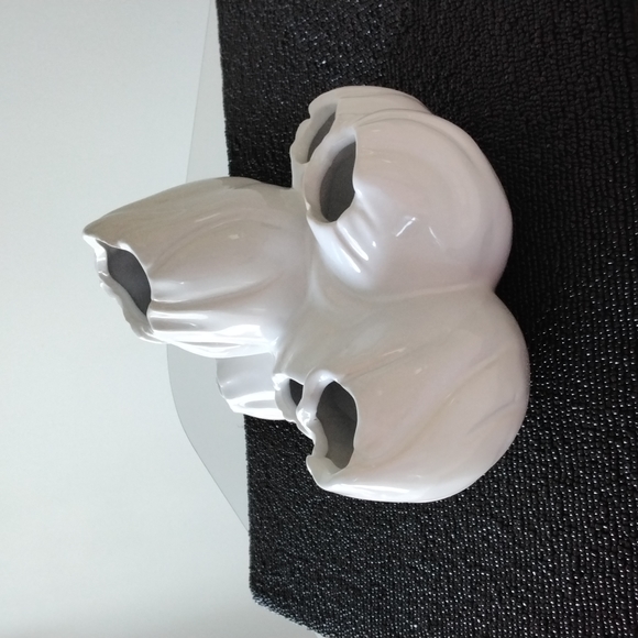 Torre & Tagus 5 bud ceramic vase - Picture 3 of 7